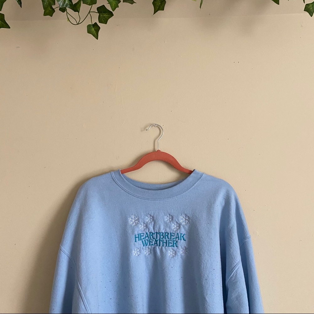 niall horan heartbreak weather embroidered crew